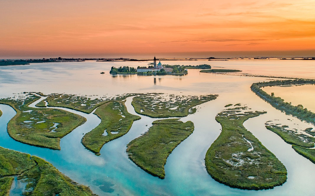 Laguna di Grado con vista di Barbana